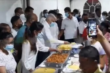 නව අගමැති රනිල් දන්සලකට ගිහින් කවුරුත් බලා ඉද්දි කරපු වැඩේ මෙන්න.(VIDEO UPDATE)