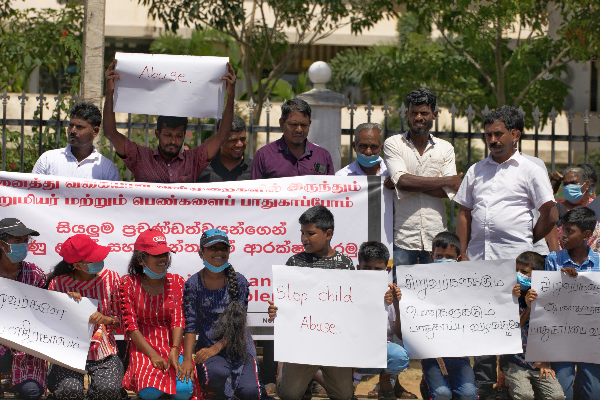 சிறுவர் மற்றும் பெண்களுக்கெதிரான வன்முறைகளுக்கு எதிராக கவனயீர்ப்பு போராட்டம் முன்னெடுப்பு (Photos) | Attention Mullaitivu Violence Children And Women