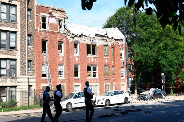 அமெரிக்காவில் குடியிருப்பு கட்டிடத்தில் திடீரென குண்டுவெடிப்பு! | Explosion In Residential Building In United States