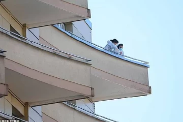 சுவிட்சர்லாந்தில் அடுக்குமாடி குடியிருப்பில் இருந்து குதித்த குடும்பம்: பகீர் கிளப்பிய சம்பவம்