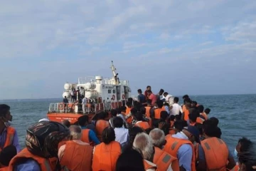 யாழ். நெடுந்தீவில் மயிரிழையில் உயிர் தப்பிய 100 ற்கு மேற்பட்ட மக்கள்