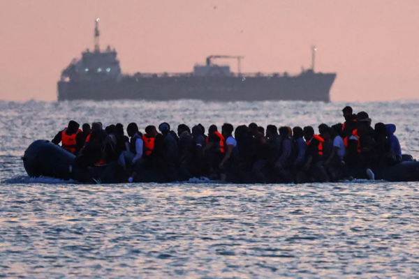 பிரித்தானியாவில் இருந்து உடன் திருப்பி அனுப்பட்ட இந்தியர்.. | First Migrant Deported To France One In One Out