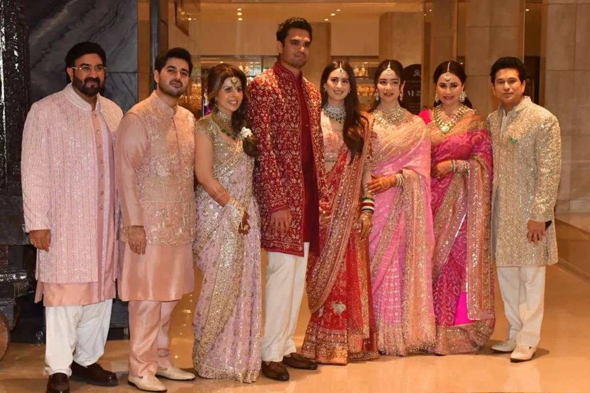 தம்பி திருமணத்தில் மின்னிய சச்சின் மகள் சாரா டெண்டுல்கர்!! அவர் அணிந்த நெக்லஸ் எவ்வள்வு தெரியும்.. | Sara Tendulkar Meenakari Necklace Worth 60 Lakhs