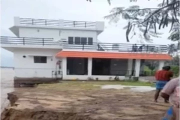 நொடிப்பொழுதில் ஆற்றில் மூழ்கிய பிரம்மாண்ட வீடு: பதபதைக்க வைக்கும் பகீர் காட்சி
