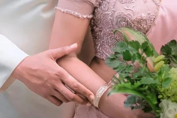 ‘‘ඇයි අනේ ඔයාට විතරක් අද ඉඳලා මගේ ජීවිතයේ සරතුත් ඔයා, පියලුත් ඔයා, කමලුත් ඔයා’’ මනාලයාගේ පළමු හාදුවෙන්ම මනාලියගේ හොරේ එළිවෙලා...