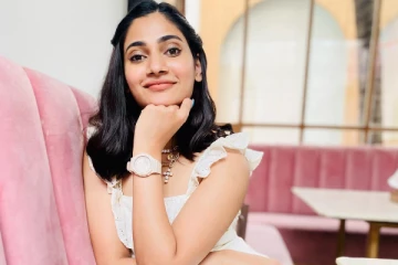 சுற்றி பல கேமராக்கள்! பார்க்காமல் கேஎஸ் ரவிக்குமாரை கட்டிப்பிடிக்க சென்ற நடிகை லாஸ்லியா