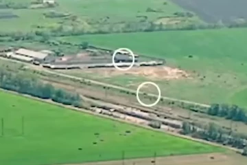 விமானங்களுக்கு பதிலாக ட்ராக்டர்களை பயன்படுத்தி பிரித்தானிய ஏவுகணையை வீசித் தாக்கும் உக்ரைனியர்கள்: சிதறிய ரஷ்ய போர் வாகனங்கள்