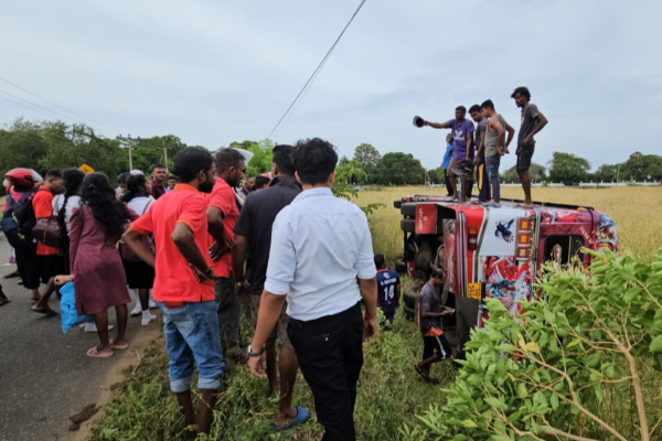 யாழ்ப்பாணத்தில் வயலுக்குள் பாய்ந்து பேருந்து விபத்து | Bus Accident In Jaffna After Falling Into A Field