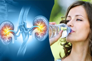 அளவிற்கு அதிகமாக தண்ணீர் குடித்தால் சிறுநீரகத்திற்கு ஆபத்தாம்... எச்சரிக்கை பதிவு