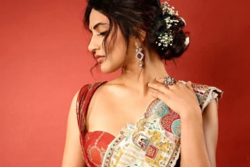 சென்சேஷன் நடிகை ஸ்ரீலீலா சேலையில் அழகிய ஸ்டில்கள்