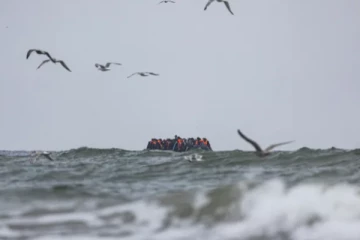 ஆங்கிலக்கால்வாயைக் கடக்க முயன்ற சிறுபிள்ளைகள் உட்பட மூன்று பேர் பலி, மூன்று பேர் மாயம்