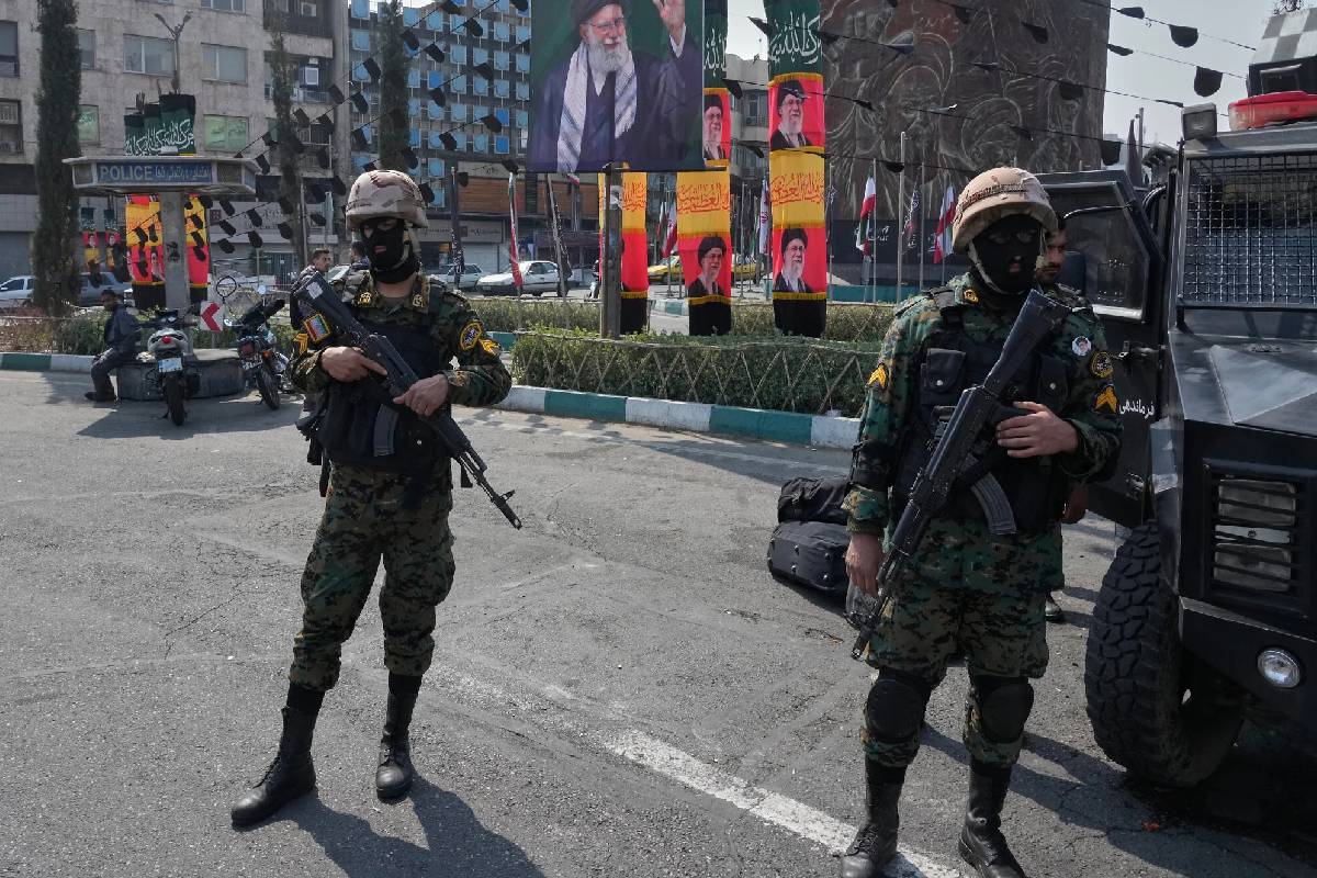 அமெரிக்க, இஸ்ரேலுடன் செயற்பட்ட 23 ஈரானியர்கள் கைது | 23 Iranians Arrested For Working With Us Israel