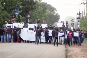 யாழ் பல்கலைக்கழக மாணவர்கள் அரசுக்கு எதிராக ஆர்ப்பாட்டம்