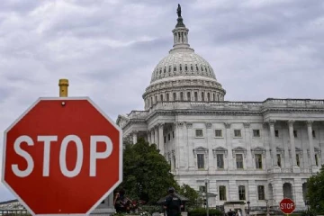 முடங்கிய அரசாங்கம்... ஊழியர்களை பணிநீக்கம் செய்யும் ட்ரம்ப் நிர்வாகம்