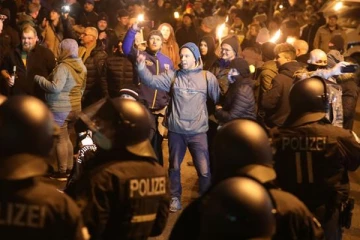 ஜேர்மனியில் வன்முறையில் முடிந்த கொரோனா கட்டுப்பாடுகள் எதிர்ப்பு பேரணி: பொலிசார் மீது தாக்குதல்