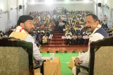 இதுக்கு பேருதான் டிஜிட்டல் இந்தியாவா? அமைச்சர் விழாவில் ஆபாச படமாம்!