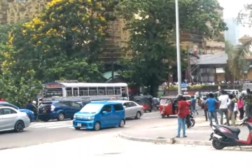 கொழும்பில் மகிந்த ஆதரவாளர்களை ஏற்றி வந்த பேருந்து மீது தாக்குதல்! மகிந்த ஆதரவாளர் மீது கடுமையாக தாக்குதல் (Photo)