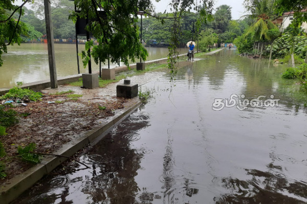 யாழில் வீதிகளில் வீசப்படும் கழிவுகள்:மக்கள் விசனம்(Photos) | Because People Are Throwing Garbage In The Temple