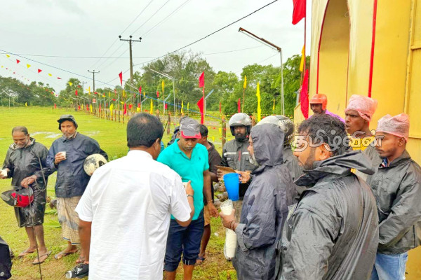 கொட்டும் மழையிலும் மாவீரர் நினைவாலயங்களை நோக்கி படையெடுக்கும் ஆயிரக்கணக்கான மக்கள்.. | Maveerar Ninaivu Thinam Is Being Implemented கொட்டும் மழையிலும் மாவீரர் நினைவாலயங்களை நோக்கி படையெடுக்கும் ஆயிரக்கணக்கான மக்கள்.. | Maveerar Ninaivu Thinam Is Being Implemented