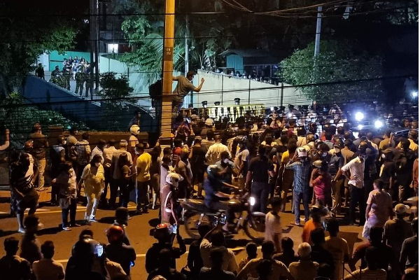 இலங்கையில் வலுக்கும் போராட்டம் - நாட்டை விட்டு தப்பிக்க  ராஜபக்சே குடும்பத்தினர் திட்டம்..! | The Rajapaksa Family Plans To Flee The Country