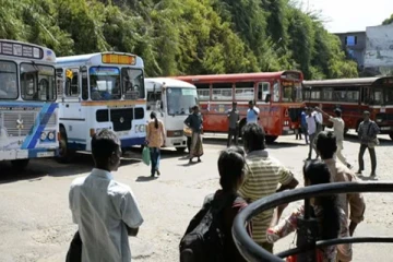 தனியார் பேருந்து நிலையத்தில் கூரிய ஆயுதத்தால் தாக்கப்பட்ட இளைஞர்