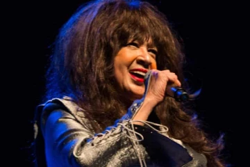 பிரபல அமெரிக்க பாப் பாடகி உயிரிழப்பு