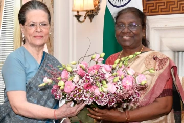 குடியரசு தலைவருடன் காங்கிரஸ் தலைவர் சோனியா காந்தி திடீர் சந்திப்பு