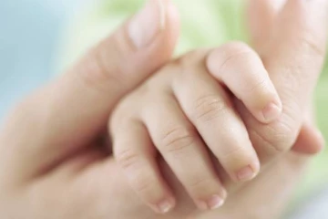 கனடாவில் குழந்தைக்கு பாலூட்டிக்கொண்டிருந்த பெண்ணைத் தாக்கிய நபர்