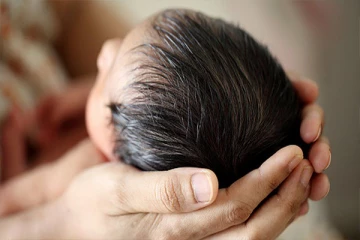 இந்தியாவில் 'நிதிச்சுமையாக' கருதப்படும் பெண்கள்- சாக்கடையில் இருந்து உயிருடன் மீட்கப்பட்ட குழந்தை