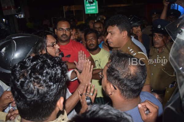 எரிபொருள் நிரப்பு நிலையத்தில் ஊழல்: கொழும்பு பிரதான வீதியை மறித்து ஓட்டமாவடியில் ஆர்ப்பாட்டம் | They Protested On Wednesday Night எரிபொருள் நிரப்பு நிலையத்தில் ஊழல்: கொழும்பு பிரதான வீதியை மறித்து ஓட்டமாவடியில் ஆர்ப்பாட்டம் | They Protested On Wednesday Night