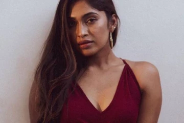 நேத்து வெள்ளை இன்று கருப்பு!! டிரான்ஸ்பெரண்ட் சேலையில் மயக்கும் பிக்பாஸ் நடிகை