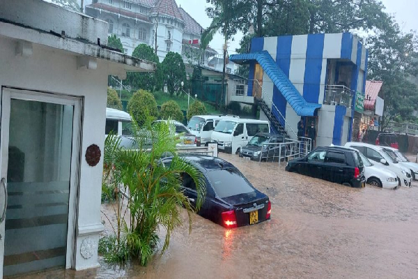 வெள்ளத்தில் மூழ்கிய கண்டி தொடருந்து நிலையம் (VIDEO) | Flooded Kandy Railway Station