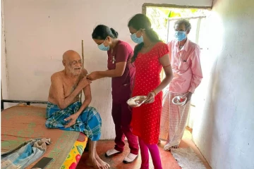 வவுனியாவில் கோவிட் தடுப்பூசியை பெற்றுக்கொண்ட 108 வயதுடைய வயோதிபர்