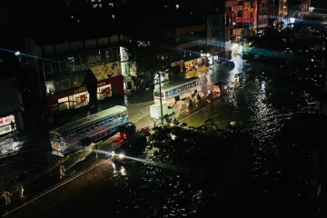 கொழும்பில் இடியுடன் கூடிய கன மழை: வெள்ளத்தில் மூழ்கிய வீதிகள்( படங்கள்)