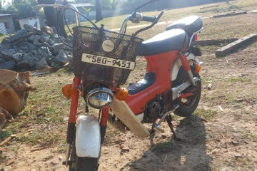 அராலியில் வீட்டிற்கு முன்னால் கைவிடப்பட்ட நிலையில் மோட்டார் சைக்கிள் (photos)