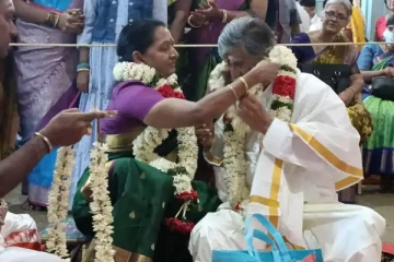 விஜயின் அம்மாவுக்கு மாலை மாற்றிய எஸ்.ஏ.சி! இந்த வயதிலும் வெட்கப்படும் ஜோடி