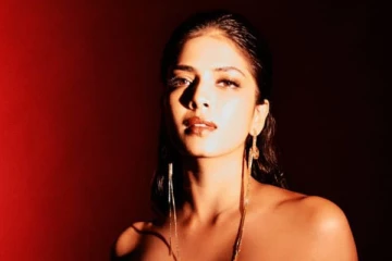 சிகப்பு நிற உடையில் இணையத்தில் அதிர வைத்த மாளவிகா மோகனன்.. படுவைரலாகும் புகைப்படம்