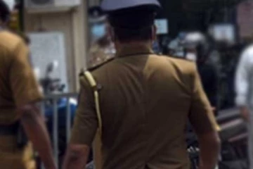 பாரவூர்தியை சோதனையிட்ட பொலிஸார் ; அதிர்ச்சி கொடுத்த சந்தேக நபர்கள்