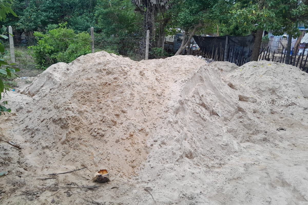 யாழில் பெருந்தொகை மணலுடன் ஒருவர் கைது | Individual Arrested In Jaffna Large Quantity Sand யாழில் பெருந்தொகை மணலுடன் ஒருவர் கைது | Individual Arrested In Jaffna Large Quantity Sand