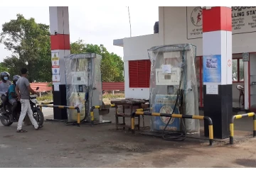 ஊர்காவற்துறையில் உள்ள எரிபொருள் நிரப்பு நிலையத்தில் புதிய நடைமுறையின் கீழ் மண்ணெண்ணெய் விநியோகம் (Photos)