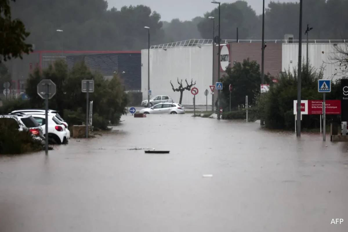 பிரான்சில் கோரத்தாண்டவமாடிய ஆடம் புயல்: ஒருவர் பலி | Atleast One Person Dies In France Adam Storm பிரான்சில் கோரத்தாண்டவமாடிய ஆடம் புயல்: ஒருவர் பலி | Atleast One Person Dies In France Adam Storm