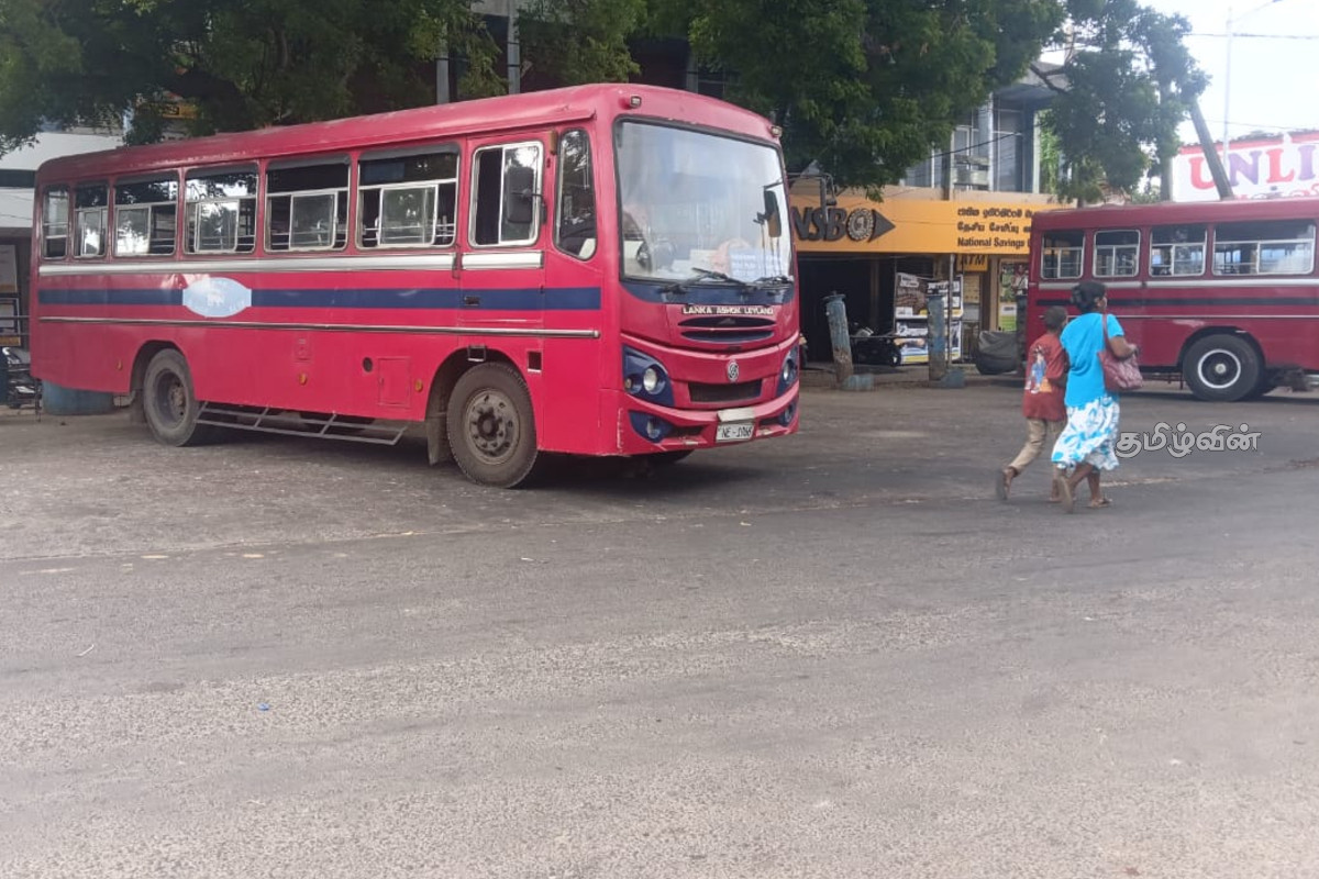 யாழில் அடிக்கடி பழுதடையும் அரச பேருந்து.. கடும் சிரமத்திற்குள்ளாகும் பயணிகள் | Students Delayed Getting School Due Broken Bus