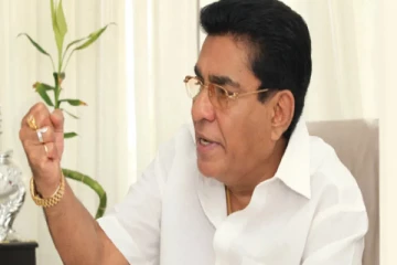 முன்னாள் அமைச்சரை வளைத்து பிடித்த CID!