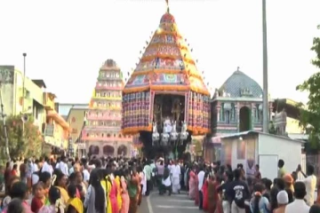 திருநள்ளாறு சனீஸ்வரர் கோவில் தேரோட்டம் கோலாகலம்