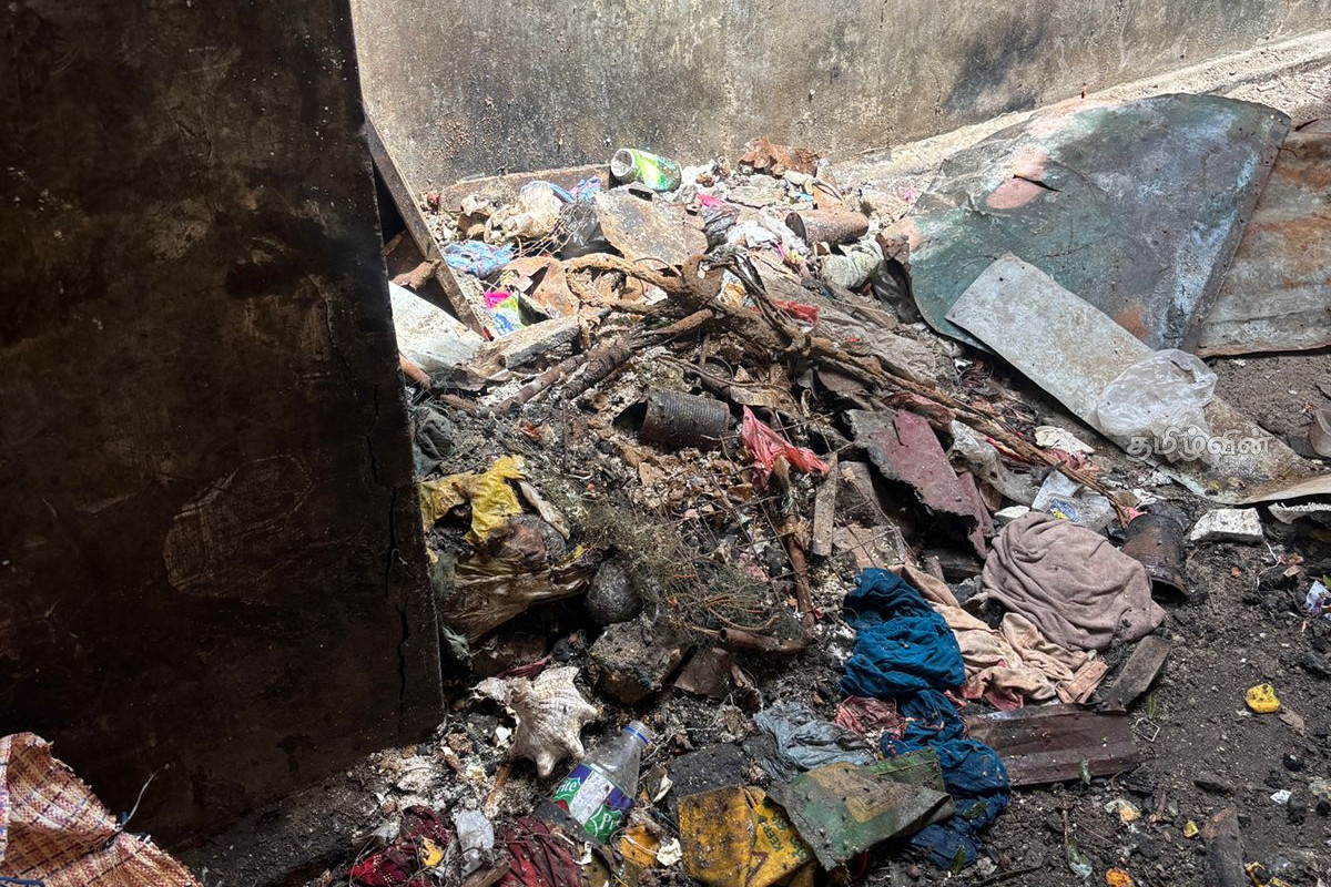 மன்னாரில் சுகாதார சீர்கேட்டுடன் இயங்கிய வடை தயாரிப்பு நிலையம் மூடல் | Vada Manufacturing Shop Closed Mannar மன்னாரில் சுகாதார சீர்கேட்டுடன் இயங்கிய வடை தயாரிப்பு நிலையம் மூடல் | Vada Manufacturing Shop Closed Mannar