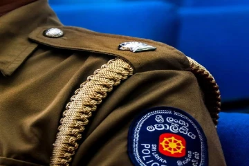 தமிழர் பகுதியில் கையும் மெய்யுமாக பிடிபட்ட பொலிஸ் அதிகாரி ; மதுபான போத்தலால் வந்த வினை