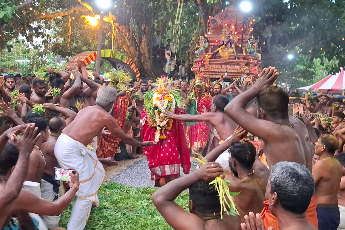 வரலாற்று சிறப்புமிக்க புன்னைச்சோலை பத்திரகாளி அம்மன் ஆலய வருடாந்த தீ மிதிப்பு - திரளும் பக்தர்கள் | Trampling Ceremony At Pathirakaali Amman Temple