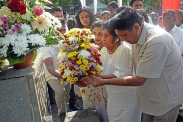 தாயுடன் வந்து தந்தைக்கு அஞ்சலி செலுத்திய சஜித் பிரேமதாச