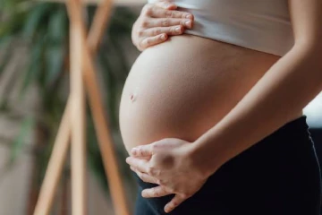 விமான நிலைய கழிவறையில் குழந்தை பெற்றுக்கொண்டு குப்பை தொட்டியில் வீசிய மாணவி