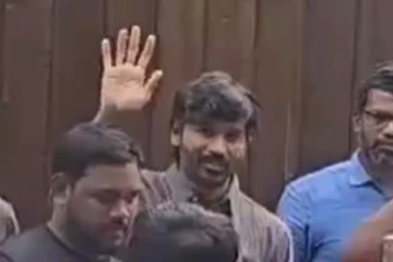 போயஸ் கார்டன் தனுஷ் வீட்டின் முன் கூடிய கூட்டம்.. வெளியில் வந்து தனுஷ் என்ன செய்தார் பாருங்க